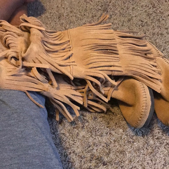 Minnetonka fringe boots - Picture 2 of 3